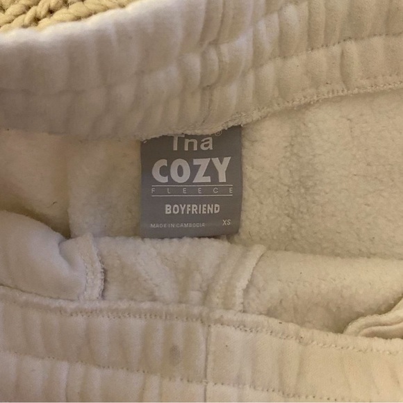 White Aritzia Shorts - Picture 2 of 4